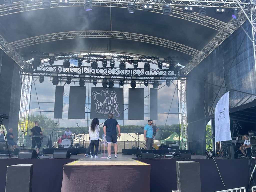 Focus profile i Encore Burst 200 na scenie